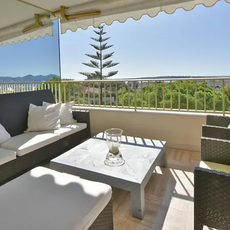 Apartment Close To Downtown Swimming Pool And Sea View